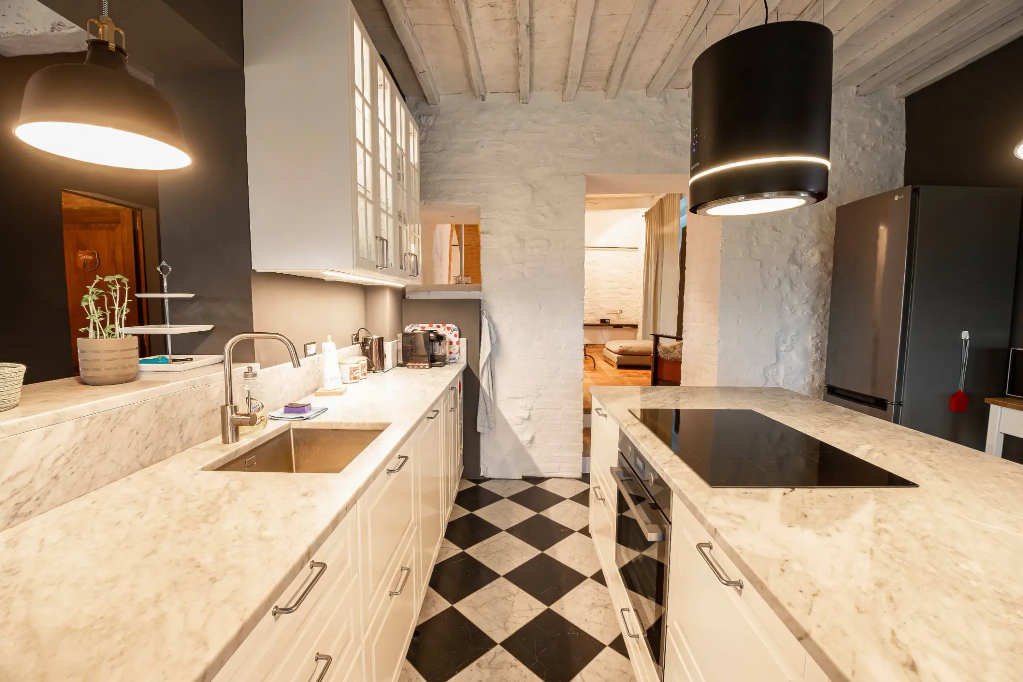 Cucina con piano in marmo e pavimento a scacchi