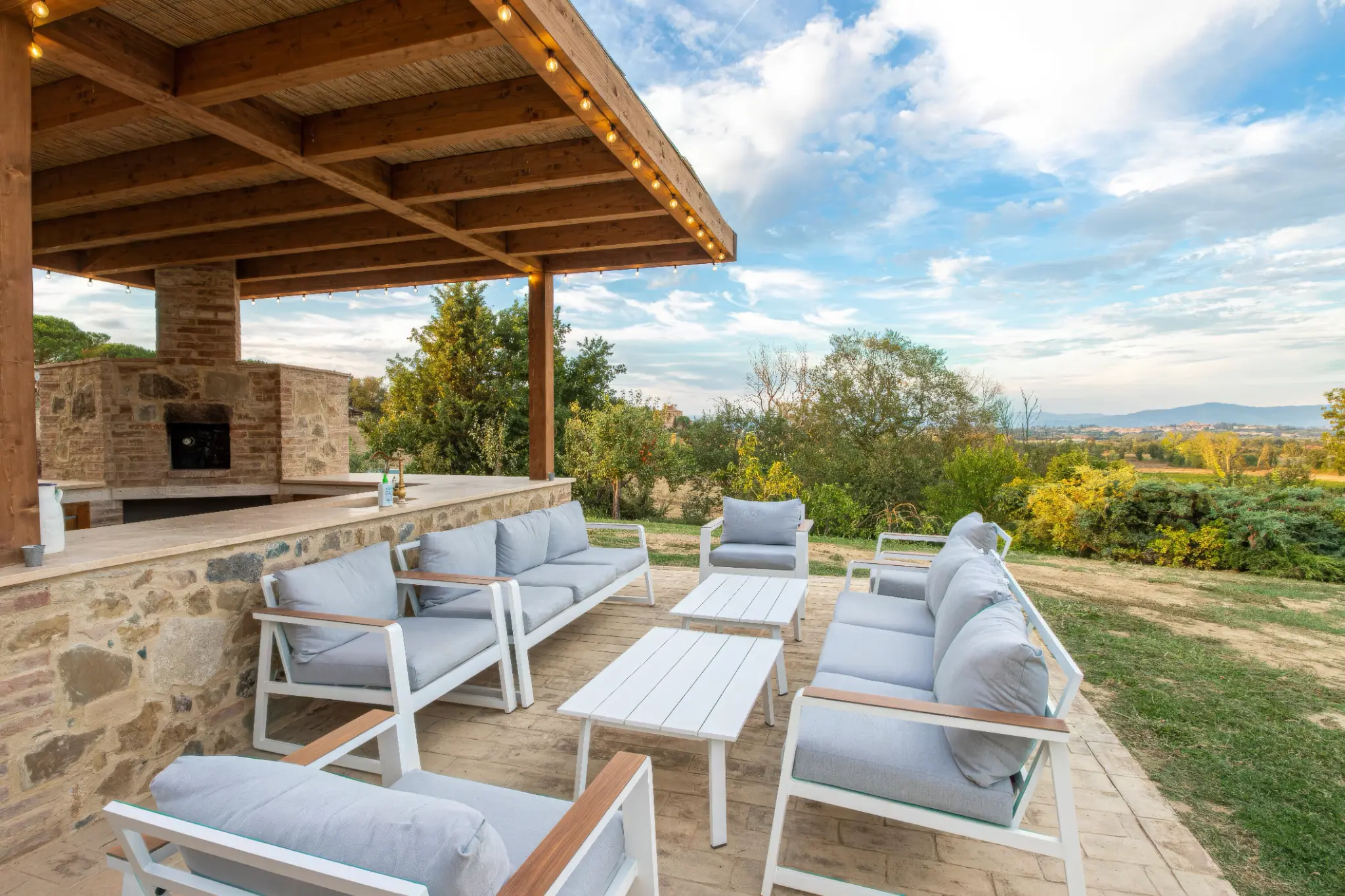 Terrazza con forno a legna e lounge
