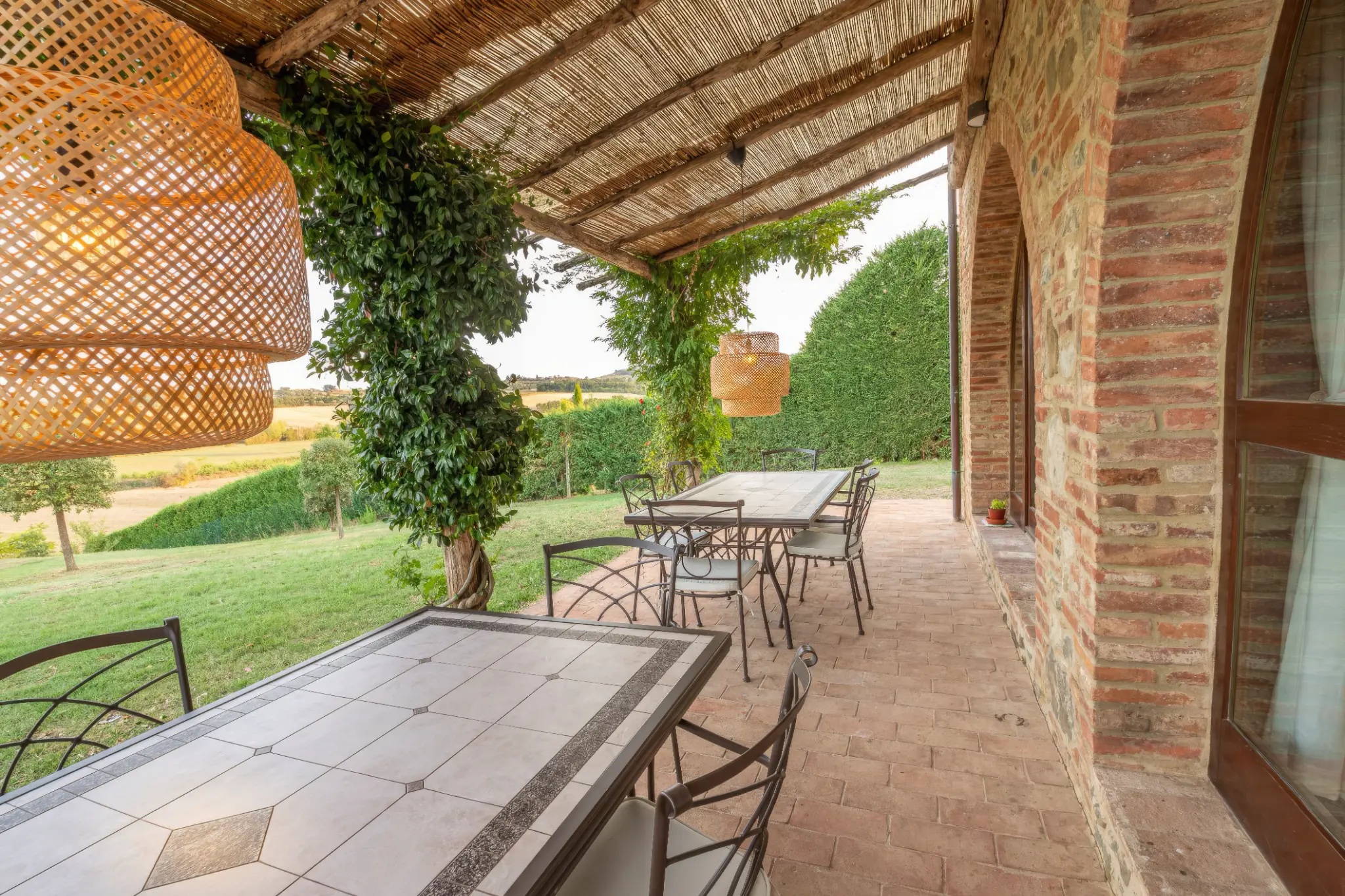 Portico con pergola e vista collinare