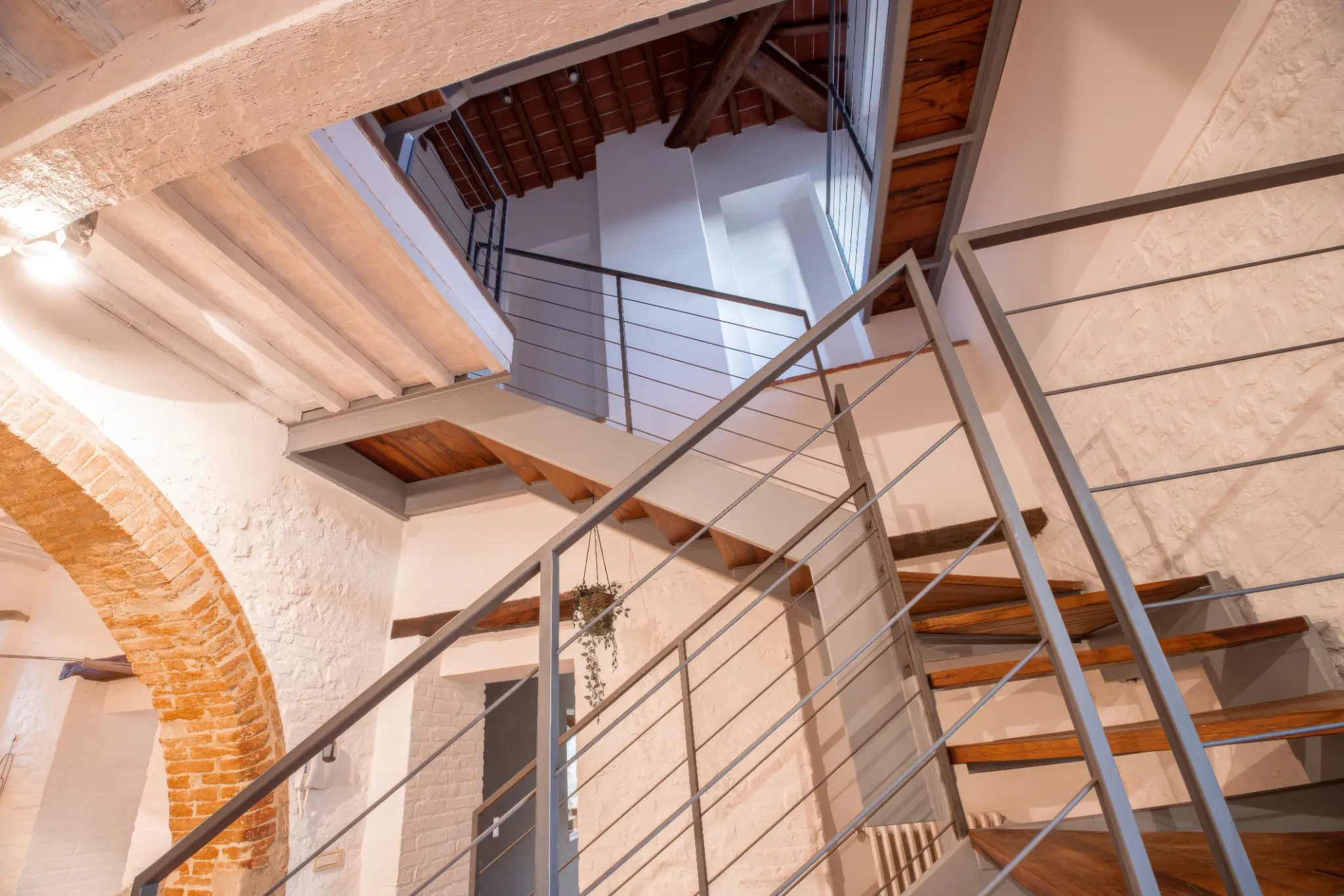 Scala in ferro e legno con archi in mattoni