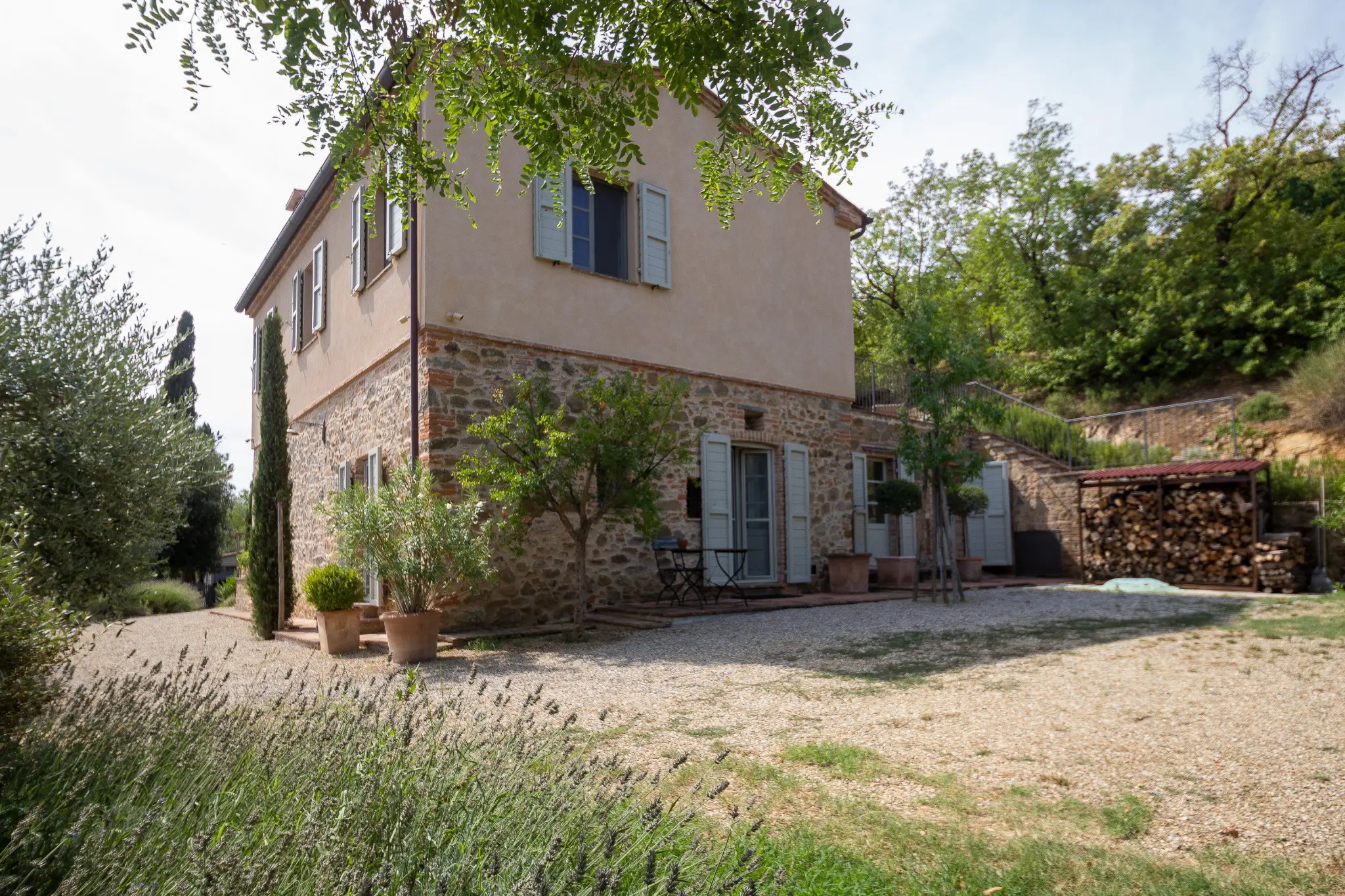 Giardino e vista collinare