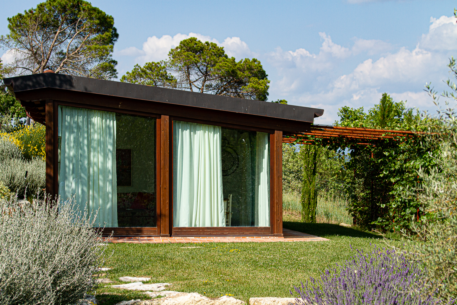 Depandance frontale con pergola e giardino